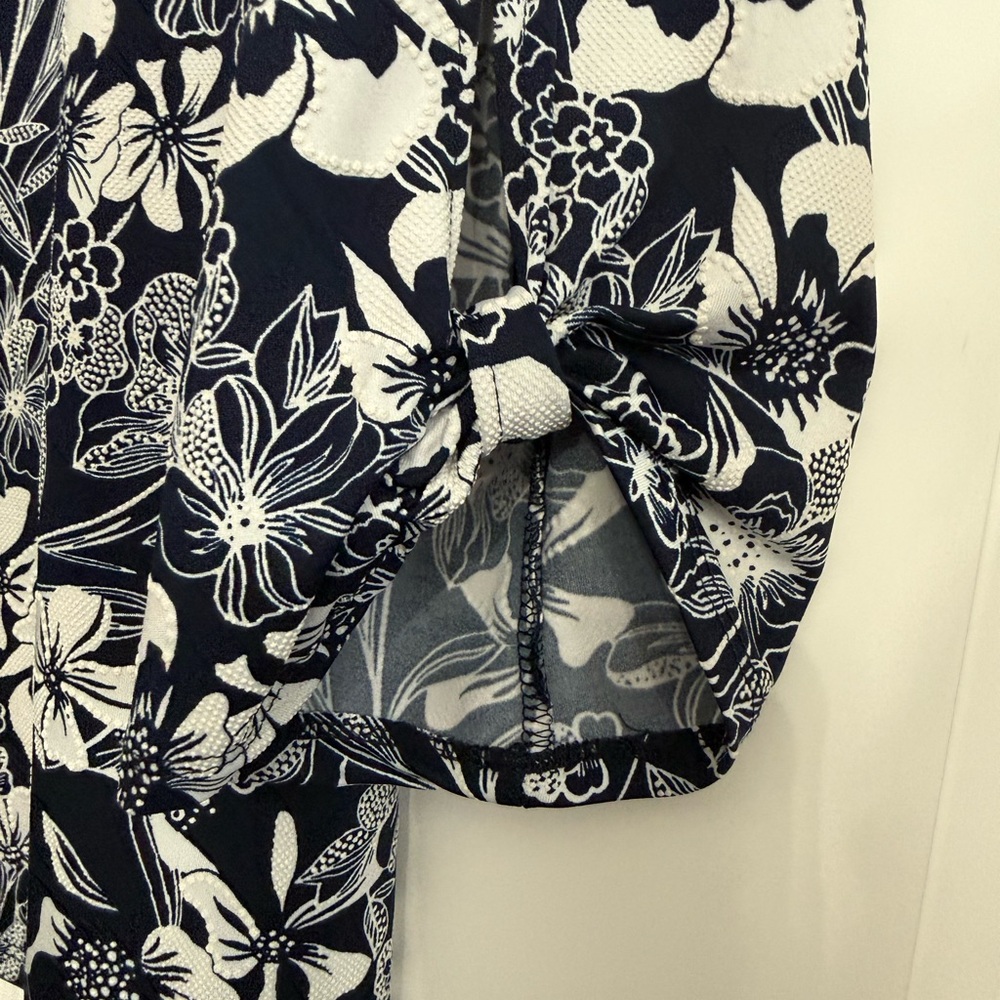 Mandee Size XL Navy w/White Floral Textured Print Blouse Notched V-Neck Keyhole - Picture 8 of 12